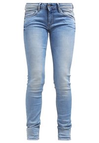 Světle modré džíny vyrobené z denimu, s úzkým střihem, s vybledlými místy, klasickým designem s pěti kapsami a jemnými švy na přední straně.