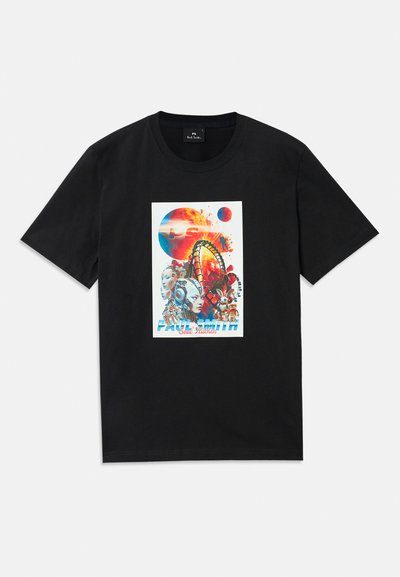 T-shirt nera con grafica colorata di pianeti, teste robotiche, una ruota panoramica e il testo "Paul Smith Soul Kitchen" al centro davanti.