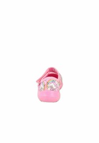 Rosa Kinderschuhe mit weichem Material, die auf den Seiten Einhorn- und Regenbogenmuster aufweisen, sowie einen Klettverschluss für einfaches Schließen.