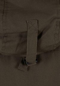 Geantă din material textile maro, cu o suprafață texturată, un capac superior cu o curea și un clips din metal negru pentru închidere în siguranță.