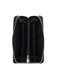 Portafoglio nero con zip, dotato di più scomparti per carte e una tasca centrale con zip. Accenti in metallo dorato e un interno liscio e testurizzato.
