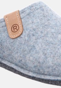 Pantofole in feltro grigio e blu con forma arrotondata e etichetta in pelle con simbolo di marchio registrato. Superficie morbida e testurizzata.