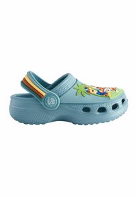Sabots de couleur bleu clair avec un design cartoon en relief, des trous de ventilation et des rayures accentuées multicolores sur la sangle arrière. Semelles texturées.