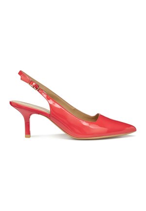 Zapato de salón tipo slingback de charol rojo con punta puntiaguda y tacón bajo tipo kitten sobre fondo blanco.