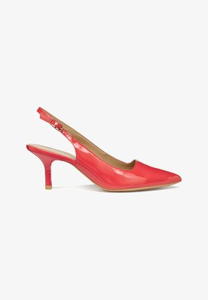 Décolleté slingback in vernice rossa con punta a punta e tacco kitten di altezza media su sfondo bianco.
