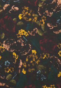 Tessuto floreale con rose di un rosso profondo e rosa, accompagnate da fiori gialli e blu luminosi. Sfondi scuri con foglie verdi variegate e dettagli intricati.