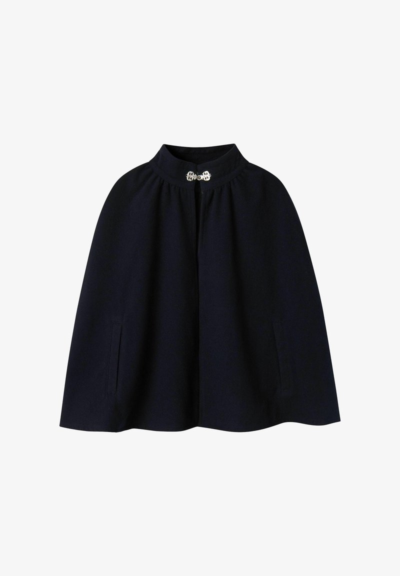 Námořnický vlněný plášť s vysokým límcem, předním uzavřením na patent, bočními kapsami a hladkou strukturou. Má jemné drapování a minimalistický design.