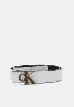 Ceinture en cuir blanc avec une boucle en forme de logo "ck" doré, enroulée sur un fond blanc uni.