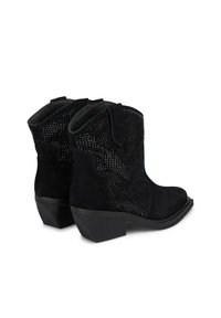 Botas de vaquero negras de serraje, con un patrón texturizado tejido en la parte superior, una punta curva y un tacón bajo en bloque.