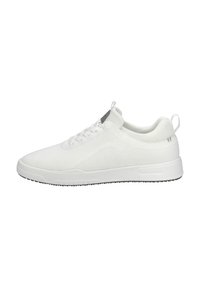 Witte laag gesneden sportieve sneaker met gebreide stof, vetersluiting, gevoerde kraag en treklabels op de tong en hak.