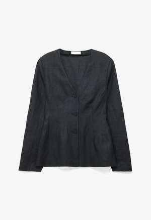 Čierne dlhé sako na mieru s V-výstrihom, tromi prednými gombíkmi a mierne priliehavým pásom na bielom pozadí.