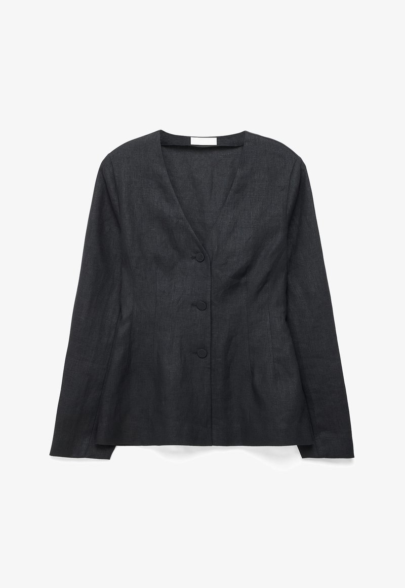 Blazer nero su misura a maniche lunghe con scollo a V, tre bottoni frontali e vita leggermente aderente su sfondo bianco.