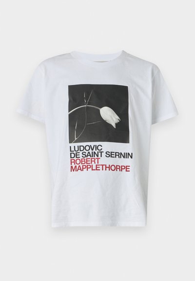 Weißes Baumwoll-T-Shirt mit einer schwarzen quadratischen Grafik einer Tulpe und fett gedrucktem Text in Schwarz und Rot, mit Rundhalsausschnitt und kurzen Ärmeln.
