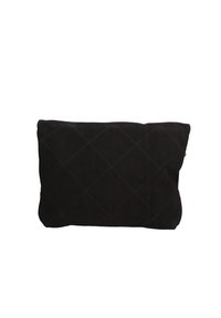 Clutch nera trapuntata realizzata in morbido suede. Presenta una cucitura a diamante e una chiusura a zip nella parte superiore, con una forma semplice e rettangolare.