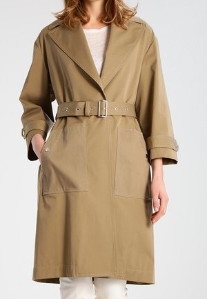Beige trenchcoat met een ceintuur, grote voorkruiken en brede revers. Gemaakt van een gladde, lichtgewicht stof.