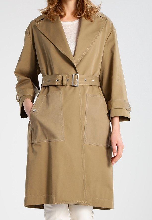 Béžový trenčkot s opaskem v pase, velkými předními kapsami a širokými klopami. Vyrobeno z hladkého, lehkého materiálu.