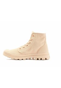 Beżowe sneakersy typu high-top z płóciennym wierzchem, gumową podeszwą i okrągłym noskiem. Posiadają sześć oczek i teksturowane detale na podeszwie.