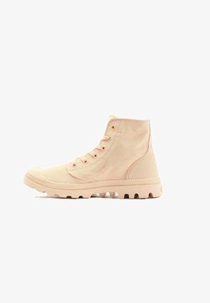 Beżowe sneakersy typu high-top z płóciennym wierzchem, gumową podeszwą i okrągłym noskiem. Posiadają sześć oczek i teksturowane detale na podeszwie.