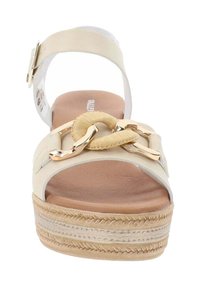 Sandalo platform beige con una banda larga, dettaglio in metallo dorato e una suola intermedia in juta intrecciata. Soletta testurizzata con una finitura morbida.