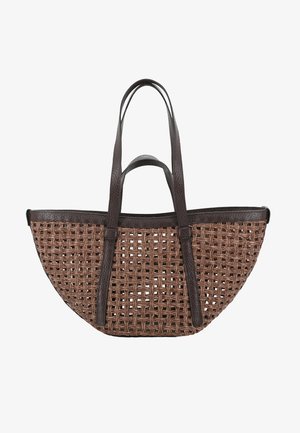 Bolso tipo cesta tejido marrón con ribete de cuero oscuro y dos largas correas de cuero para el hombro sobre un fondo blanco.