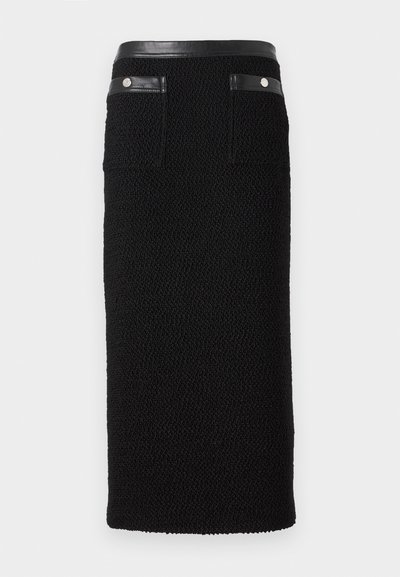 Čierna ceruzková sukňa vyrobená z textúrovaného materiálu, s hladkým čiernym pásom a dvoma zadnými vreckami so striebornými kovovými detailmi.