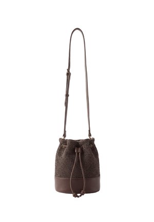 Sac seau tissé marron avec fermeture à cordon en cuir et bandoulière réglable sur fond blanc.