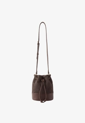 Sac seau tissé marron avec fermeture à cordon en cuir et bandoulière réglable sur fond blanc.
