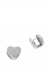 Srebrne kolczyki w kształcie serca zdobione licznymi przezroczystymi kryształkami; wyposażone w zapięcie na zawias, które zapewnia pewne noszenie.
