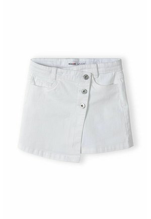 Jupe en denim blanc avec une fermeture à boutons sur le devant comportant trois boutons en argent, deux poches latérales et une légère forme en A.