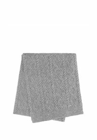 Szary, dziany szal z fakturowanym wzorem przeplatanych rombów, z prążkowanymi brzegami i małą metką akcentującą.