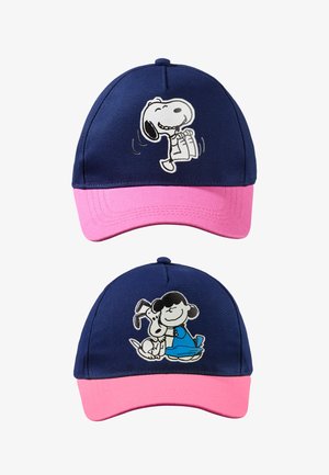 Gorra azul marino con visera rosa, presenta diseños bordados de Snoopy y una niña con un perro. Tiene una forma estructurada y un acabado de tela.