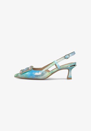 Blauwgroene metallic slingback pump met een halflage gebogen hak en een met juwelen versierde gesp op de spits toelopende neus.