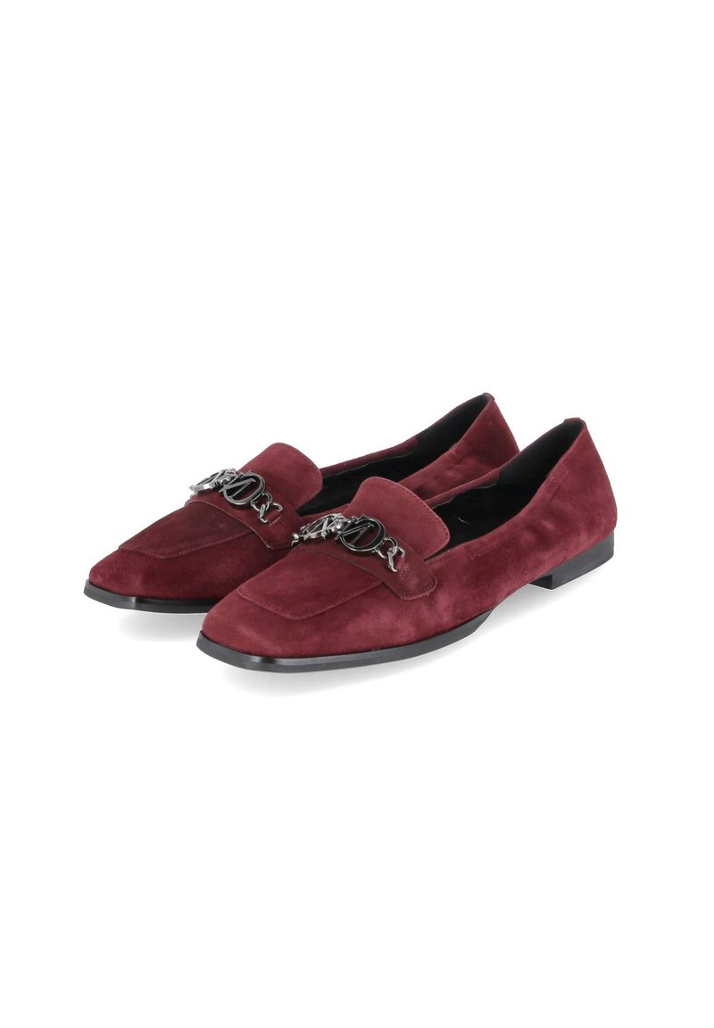Bordeauxfarbene Wildleder Slipper mit flacher Sohle, eckiger Zehenpartie und dekorativem Metallkettendetail über dem Spann.