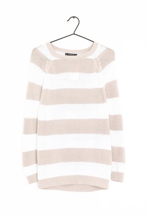 Beige og hvidstribet strikket sweater med lange ærmer og rund halsudskæring, hængende på en sort bøjle mod en hvid baggrund.