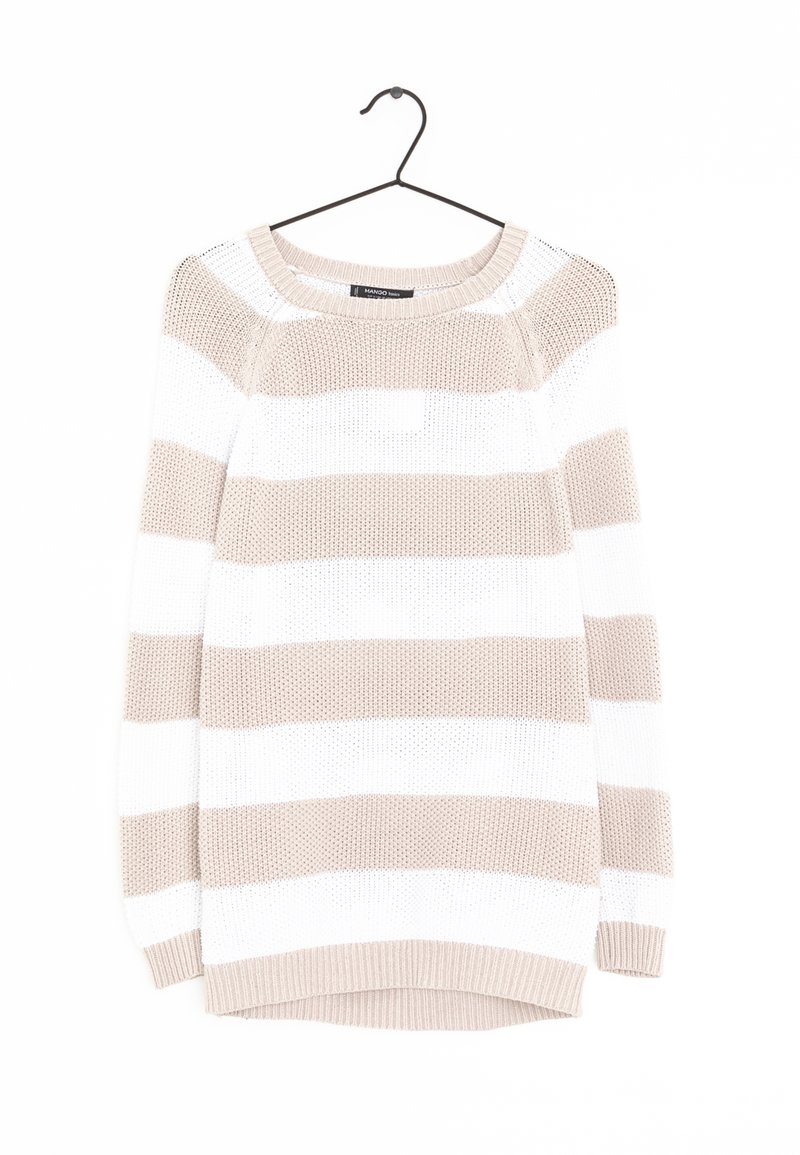 Pull en maille à rayures beiges et blanches avec manches longues, col rond, suspendu sur un cintre noir sur un fond blanc.