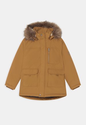 Parka marron avec capuche en fausse fourrure, deux poches à rabat devant, une poche zippée et fermeture à pression. Tissu lisse, manches longues et ourlet droit.
