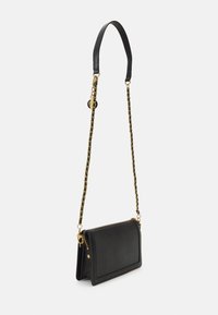 Schwarze Lederhandtasche in rechteckiger Form mit einem oberen Reißverschluss, einem abnehmbaren Kettenriemen und goldfarbenen Hardware-Akzenten.