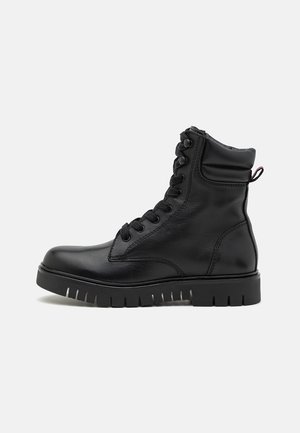 LACE UP BOOT - Stivaletti con plateau - black