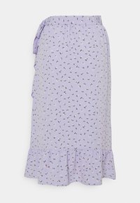 Vaalean violetti kukkamekko, jossa on röyhelöhelma ja pieniä tummia ja vaaleanpunaisia kukkakuoseja. Valmistettu pehmeästä kankaasta, jossa on sivusolmu-yksityiskohta.