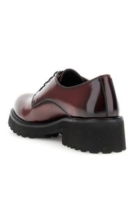 Scarpe in pelle bordeaux con lacci e suola spessa nera a rilievo, vista angolata dal lato posteriore destro.