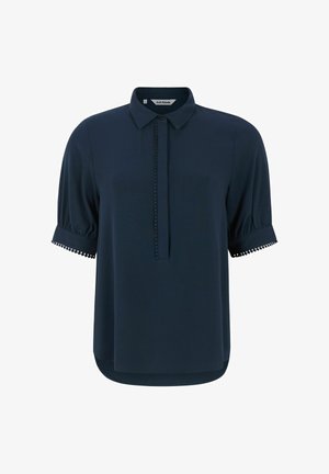 Mornaracka plava bluzica kratkih rukava s ovratnikom, gumbima i dekorativnim rubovima na rukavima. Glatka, lagana tkanina.