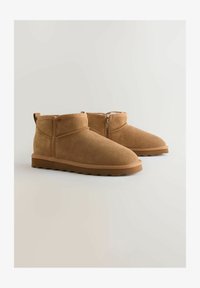 Kijelölve, tan brown suede