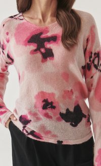 Leichter Pullover aus weichem Stoff, mit einem pinken und schwarzen abstrakten Muster, Rundhalsausschnitt und langen Ärmeln. Fein strukturierte Oberfläche.