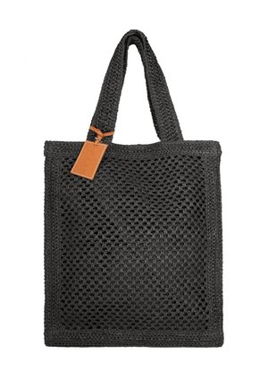 Borsa tote intrecciata nera con due manici e una piccola etichetta in pelle color cuoio attaccata vicino al bordo superiore.