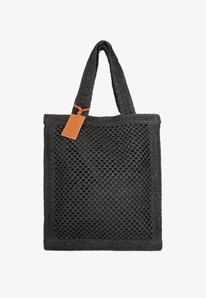 Borsa tote intrecciata nera con due manici e una piccola etichetta in pelle color cuoio attaccata vicino al bordo superiore.
