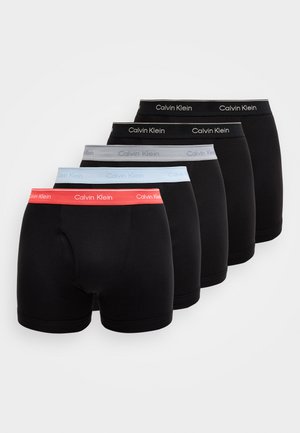 Cinco bóxers Calvin Klein negros dispuestos uno al lado del otro con cinturillas en rojo, azul claro, gris y dos bandas negras con el nombre de la marca.