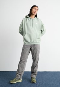 Nike Sportswear CLUB OVERSIZED - Džemperis ar kapuci - jade horizon/white