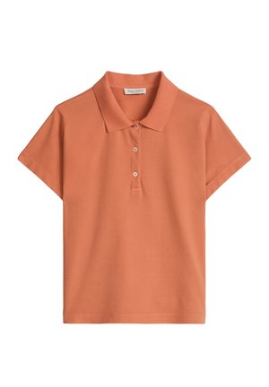 Kurzärmeliges Poloshirt in Terrakottafarbe mit drei Knöpfen und einem umgeschlagenen Kragen, flach auf weißem Hintergrund gelegt.