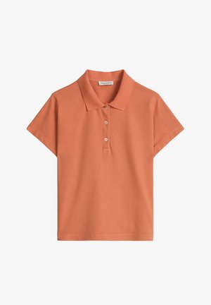 Koszulka polo w kolorze terakoty z krótkim rękawem, trzema guzikami i złożonym kołnierzem, ułożona na płasko na białym tle.