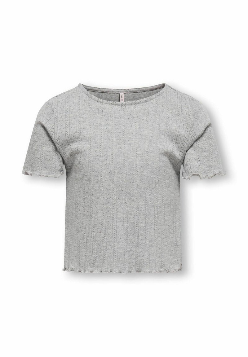 Top gris de manga corta con un patrón ribeteado texturizado y bordes con forma de ola. Escote redondo. El material parece suave y ligero.